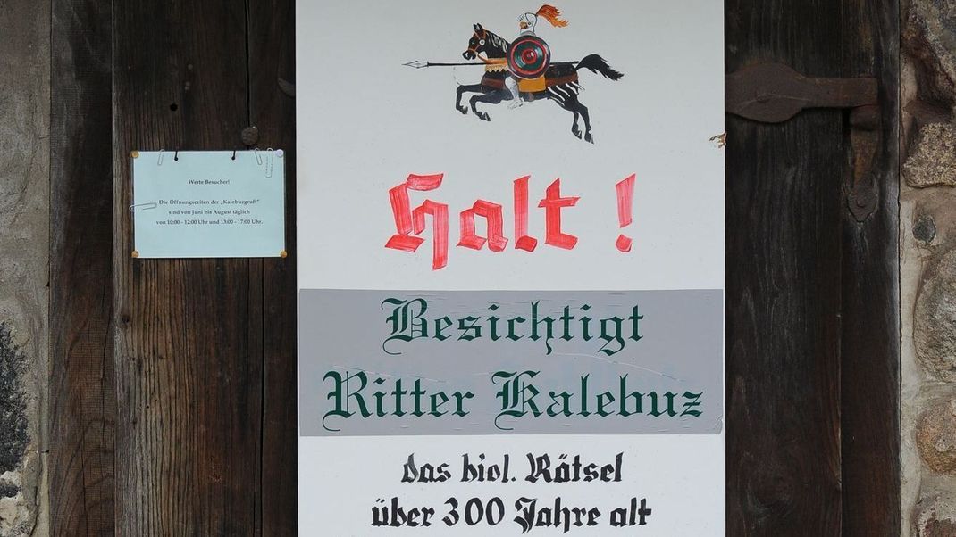 Der Eingang zur Gruft des Ritters Kahlebutz, aufgenommen 2010 im brandenburgischen Kampehl.