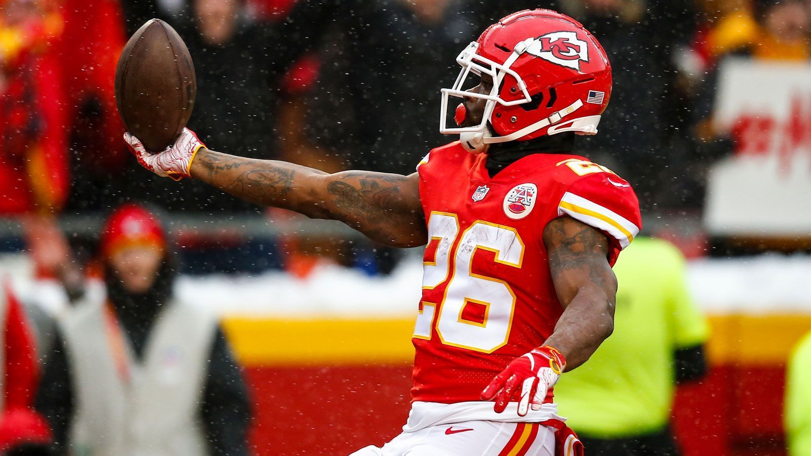 
                <strong>Damien Williams (Kansas City Chiefs)</strong><br>
                Auch die Kansas City Chiefs mussten in der 2020er Saison auf einen Superstar verzichten. Running Back Damien Williams entschied sich gegen den Start. Er war einer der Garanten für den Super-Bowl-Triumph 2020, erzielte in der Saison 2019 fünf Touchdowns und erlief 498 Yards. Mit Rookie Clyde Edwards-Helaire haben die Chiefs aber einen würdigen Ersatz gefunden.
              