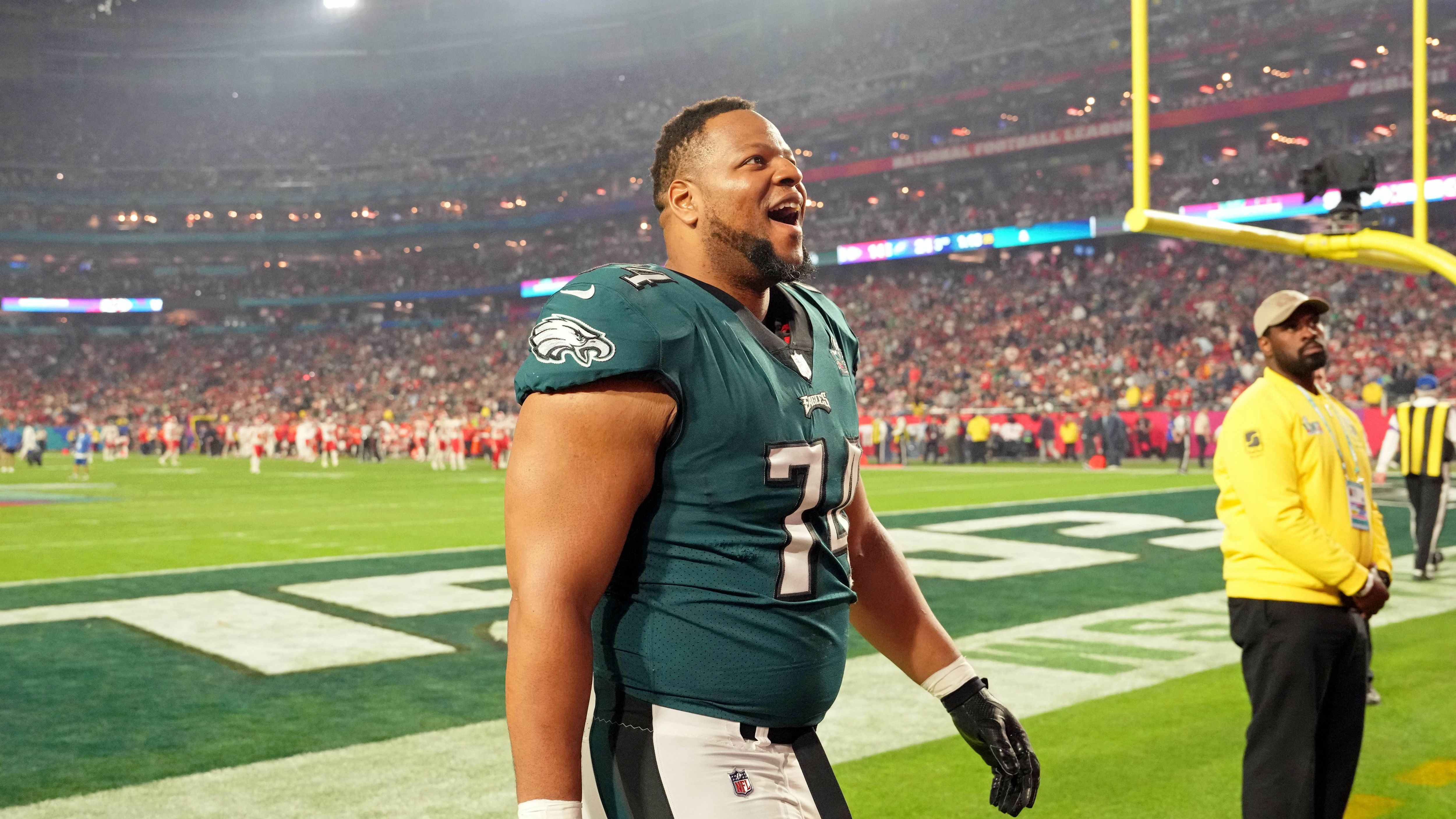 <strong>Ndamukong Suh (Free Agent)</strong><br>Der fünfmalige Pro Bowler Ndamukong Suh hat seine Karriere beendet. Das teilte der Defensive Tackle, der zuletzt in der Saison 2022/23 für die Philadelphia Eagles auflief, in den sozialen Netzwerken mit. Einen großen Teil seines Statements widmete er seinem verstorbenen Vater, der für ihn eine prägende Figur war ...