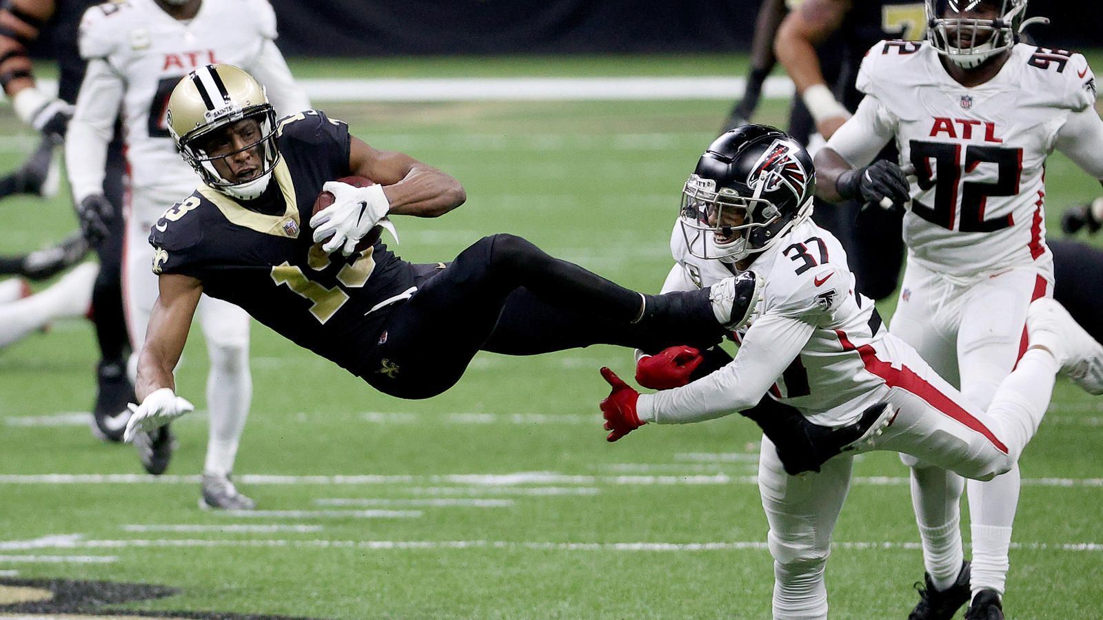 
                <strong>Atlanta Falcons: Defense</strong><br>
                Die Defense der Falcons ist seit Jahren eine einzige Baustelle: Atlantas Pass Rush ist zahnlos und fehlt die individuelle Qualität, in der Secondary klafften in der Vergangenheit ebenfalls immer wieder große Löcher auf. Die jungen Cornerbacks A.J. Terrell und Isaiah Oliver hatten bisher große Probleme in der NFL. Neben Deion Jones fehlt es auch der Linebacker-Gruppe an Qualität. Atlanta hat im Draft definitiv einiges zu tun.
              