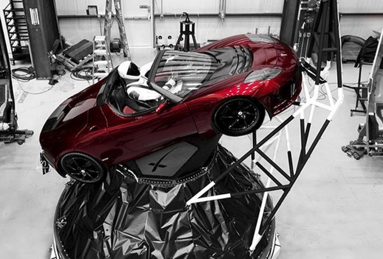 Sein Tesla-Roadster, der 2018 in den Weltraum geschossen wurde, soll sich in der Umlaufbahn des Mars eine Milliarde Jahre lang aufhalten und Space Oddity von David Bowie spielen. Expert:innen prophezeihen jedoch, dass sich der Roadster inklusive seines "Fahrers", einer Puppe namens Starman, durch die starke Strahlung im All bereits in wenigen Jahren auflösen dürfte.