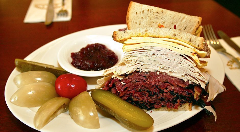 
                <strong>Mittagessen</strong><br>
                Ein Truthahn-Sandwich zum Mittagessen klingt für eine Diät gar nicht so übel. Kleiner Haken: Kessler gönnt sich außer Provolone (italienischer Hartkäse) keinen Belag. Immerhin wird das Mittagessen durch Milch, Wasser, Bananen und 15 Baby-Karotten abgerundet.
              