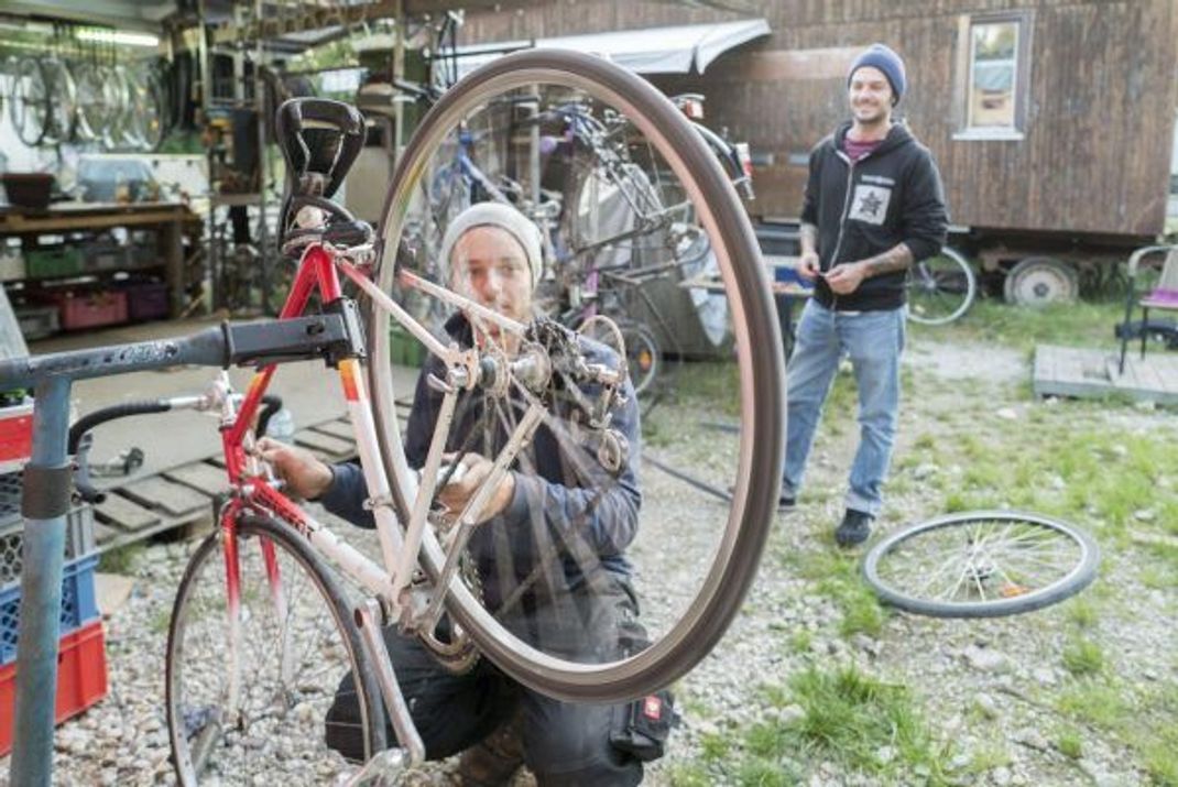In Fahrradwerkstätten, wie hier in München, kannst du dein Fahrrad selbst reparieren und dir helfen lassen.