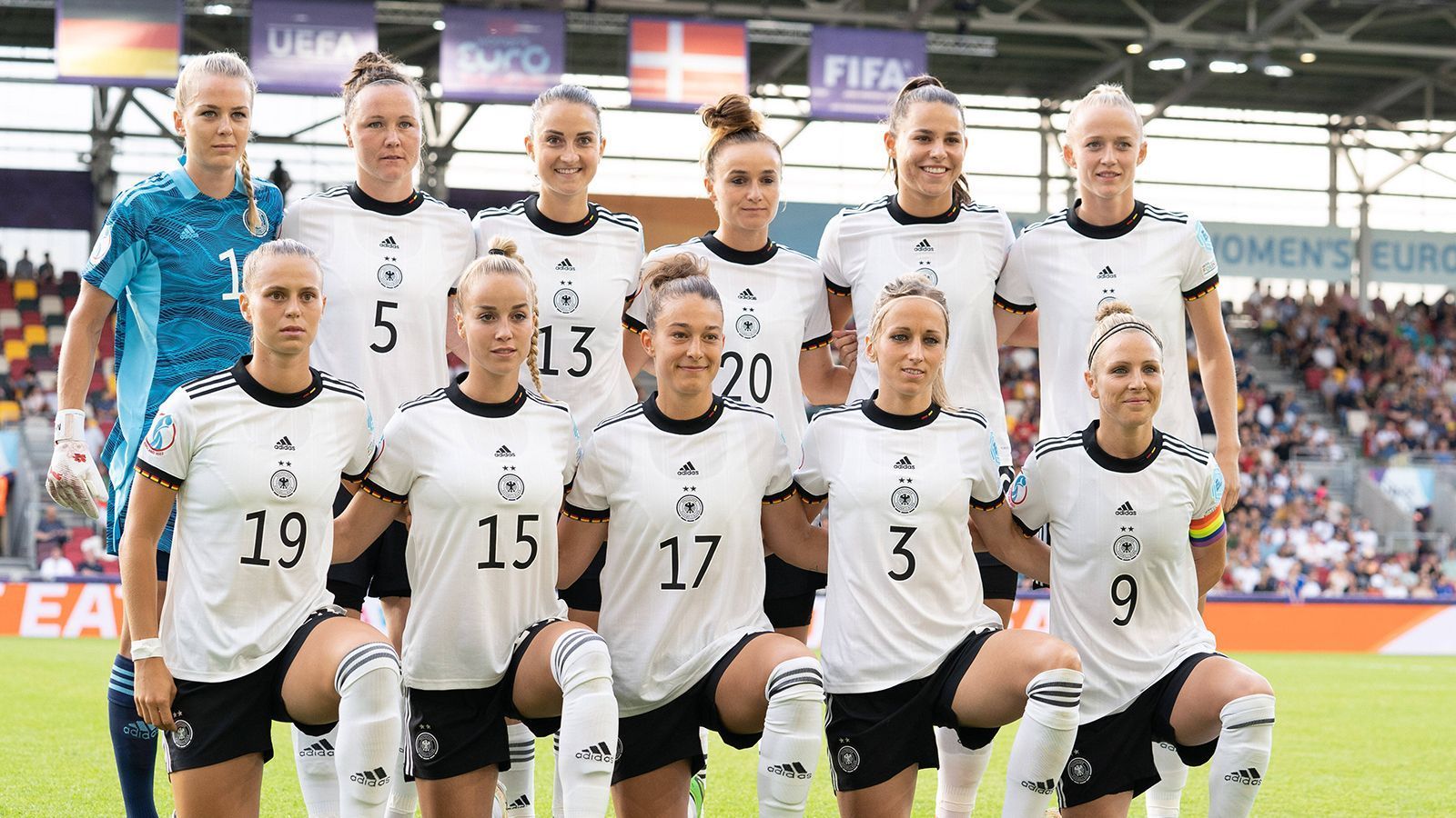 
                <strong>Diese Berufe haben die deutschen Fußballerinnen gelernt</strong><br>
                Die deutschen Frauen zählen bei der Fußball-EM in England zum Favoritenkreis. Im Gegensatz zu ihren männlichen Kollegen, die Millionen-Gehälter beziehen, benötigen einige der Kickerinnen ein zweites Standbein und gehen neben der Karriere als Fußballerin auch noch einem Beruf/einer Ausbildung nach. ran zeigt, was die DFB-Frauen abseits des Rasens erlernt haben. 
              