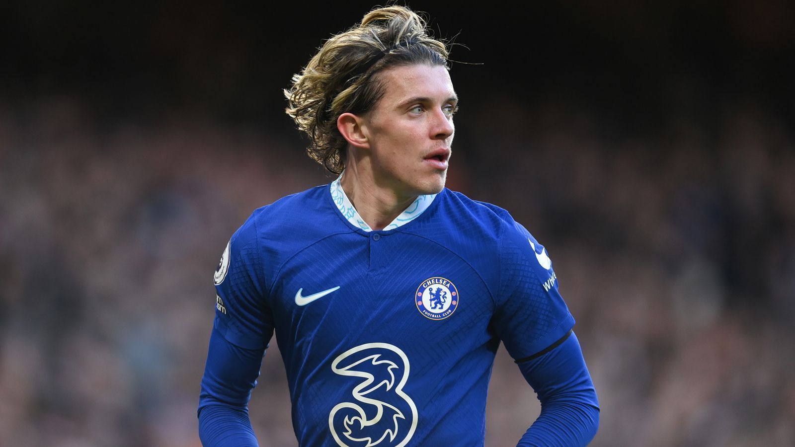 
                <strong>Conor Gallagher (Vertrag bis 30.06.2025)</strong><br>
                Das Talent aus der eigenen Jugend stand wohl lange auf der Verkaufsliste des Vereins und hätte eine hohe Ablösesumme generieren können. Chelsea entschied sich allerdings gegen einen Transfer von Conor Gallagher in der Wintertransferperiode. Im Sommer könnte er aber wechseln, die Konkurrenz im Mittelfeldzentrum ist nach dem Transfer von Fernandez groß. Interessenten gibt es Gerüchten zufolge genug. Dazu sollen Newcastle United, West Ham und Crystal Palace zählen.
              