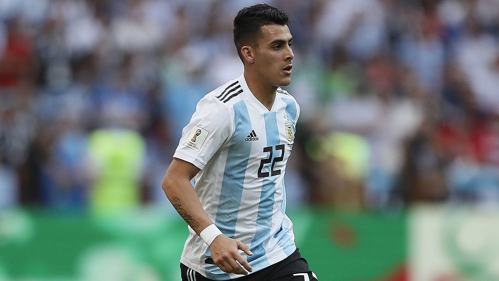 
                <strong>Cristian Pavón</strong><br>
                Tut sich extrem schwer und rechtfertigt kaum, den Vorzug vor Higuain, Aguero oder Dybala bekommen zu haben. Einzige Ausnahme: ein sehenswerter Lupfer in der 27. Minute auf Mercado im Strafraum, der aber nichts daraus machen kann. Wird in der 75. Minute für Meza ausgewechselt. ran-Note: 4
              