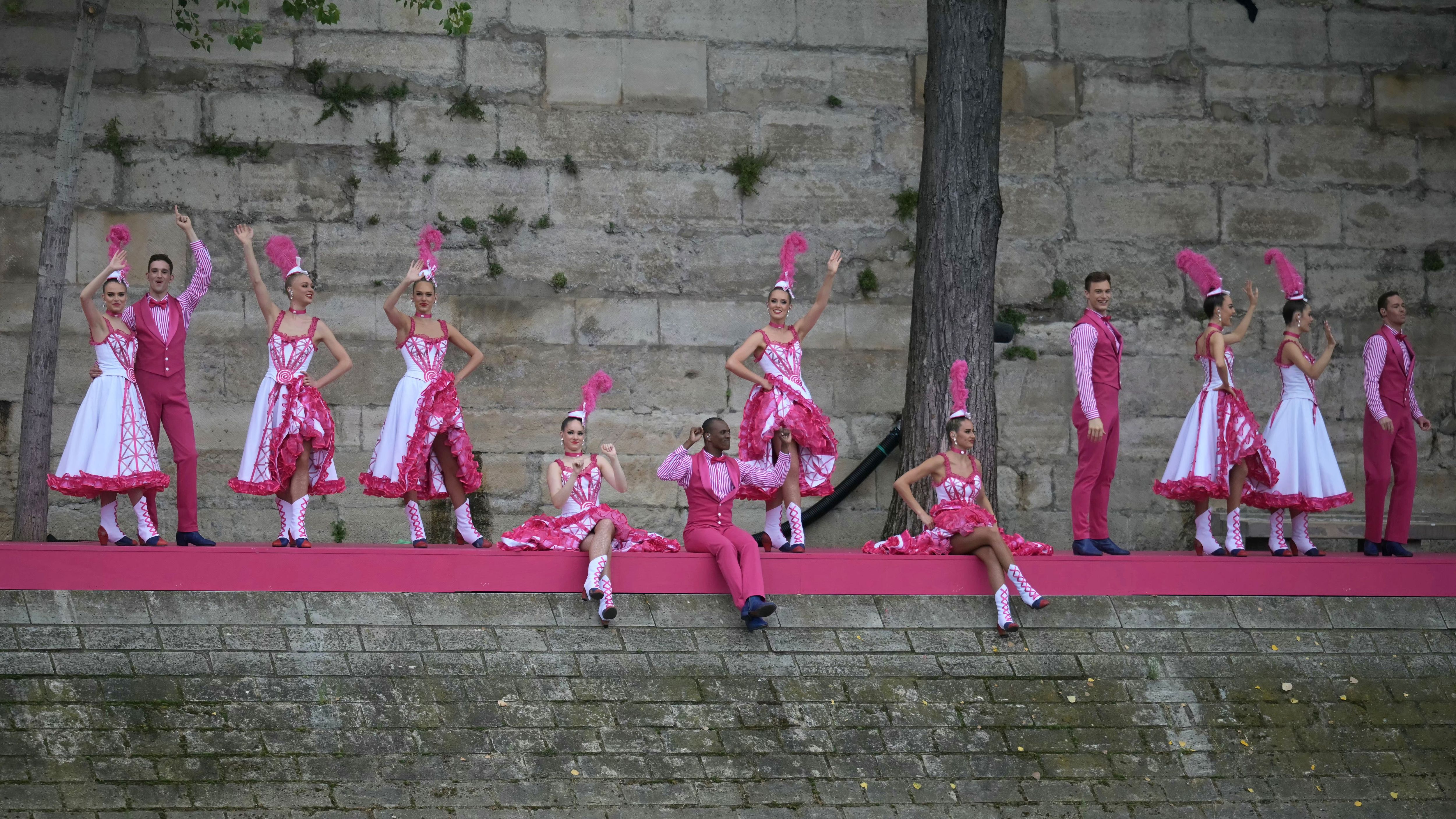 <strong>Olympia 2024: Die besten Bilder der Eröffnungsfeier in Paris</strong><br>Tänzerinnen und Tänzer aus dem Moulin Rouge performen den berühmten Can-Can.