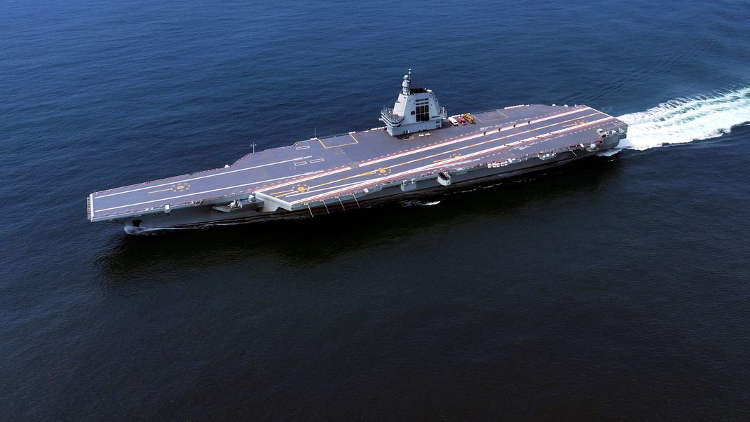 Auf diesem von der Nachrichtenagentur Xinhua veröffentlichten Foto absolviert Chinas dritter konventionell angetriebener Flugzeugträger, die Fujian, am 7. Mai 2024 seine Jungfernfahrt.