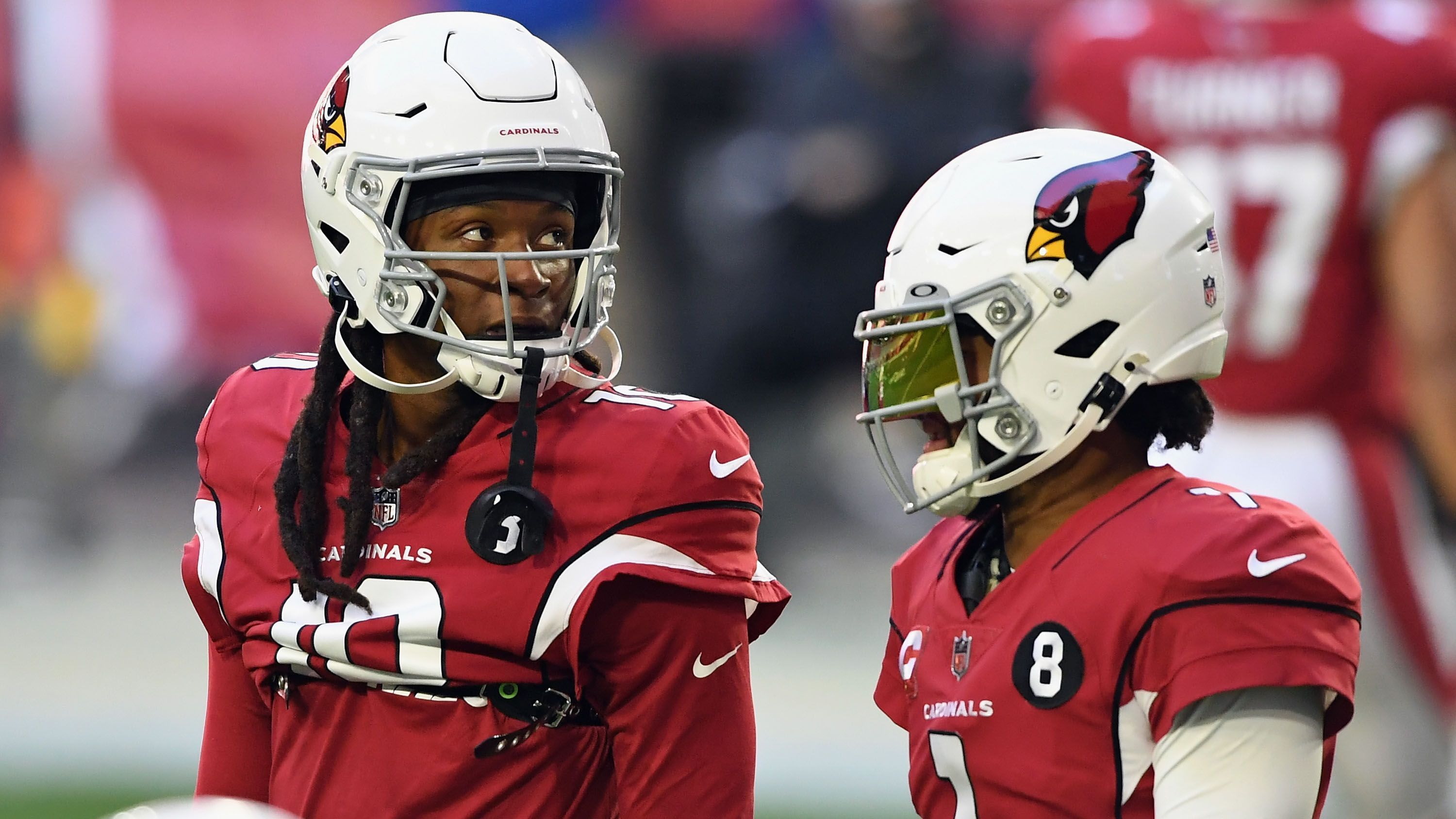 
                <strong>NFC West: Arizona Cardinals (9-2) - Die Stärken</strong><br>
                Etwas überraschend stehen die Arizona Cardinals nach zwölf Spieltagen an der Spitze der NFC. Quarterback Kyler Murray (re.) hat sich in seinem dritten Jahr noch weiterentwickelt und dirigiert eine Offense, die es in sich hat. Auch ohne Murray und Star-Receiver DeAndre Hopkins (li.) funktionierte der Angriff bestens, das Laufspiel um James Connor hat ebenfalls schon so manchen Gegner überrascht. Kommt die Hochgeschwindigkeitsoffensive einmal ins Rollen, ist sie nur schwer zu stoppen. 
              