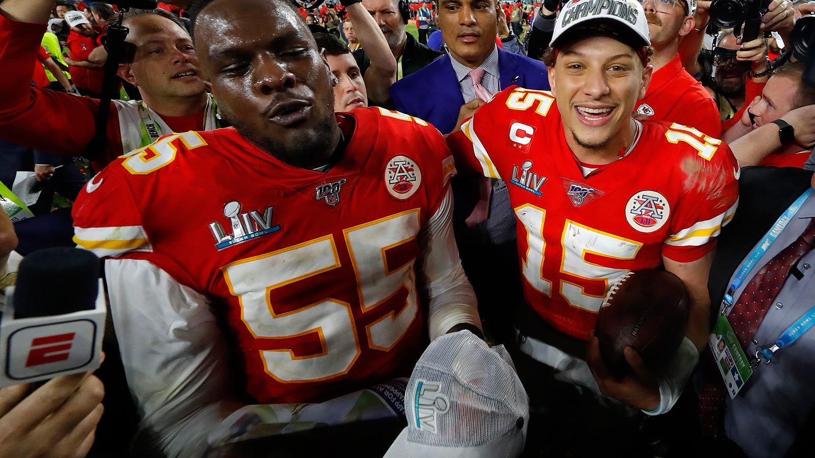 
                <strong>Super-Bowl-Sieger: So feiern die Kansas City Chiefs!</strong><br>
                Frank Clark und Pat Mahomes geben ihre Siegerinterviews. Mahomes wird jüngster Quarterback, der zum Super-Bowl-MVP gewählt wird.
              