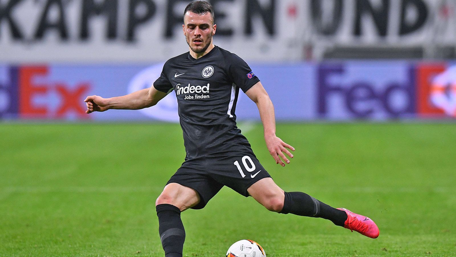 
                <strong>Filip Kostic</strong><br>
                Auch bei ihm gibt es nur wenig kreative Ideen, er kann das Spiel nicht an sich reißen. Ein bisschen dynamischer und umtriebiger in der zweiten Hälfte, fleißiger, aber glücklos. ran-Note: 4
              