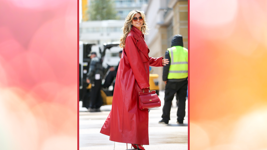 Heidi Klum mit der Taschen-Trendfarbe Rot.
