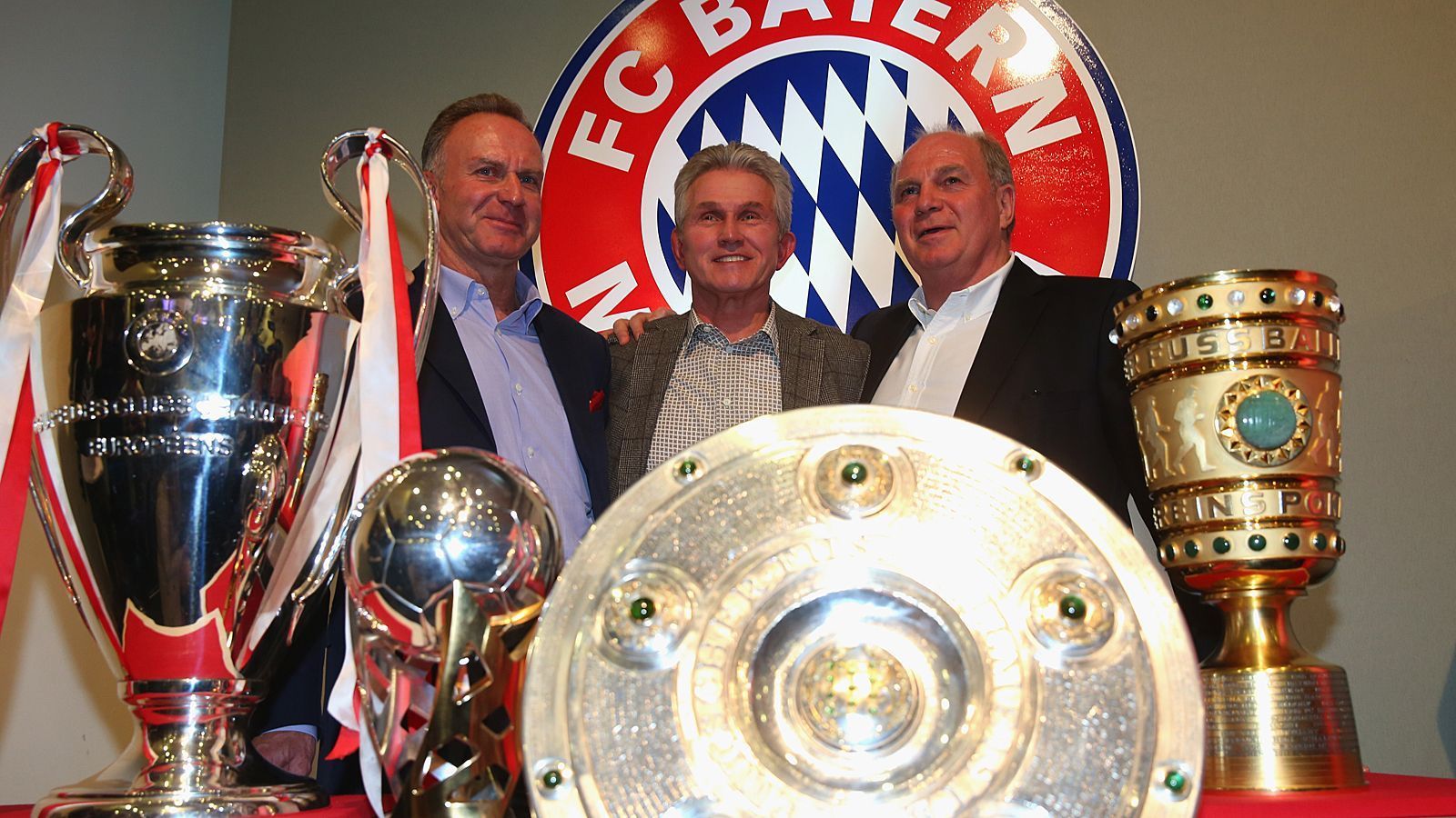 
                <strong>Hoeneß und der FC Bayern</strong><br>
                Für Hoeneß ist der FC Bayern mehr als ein Verein, er ist sein Lebenswerk und bedeutet auch Familie. Über seine Anfangszeit als Manger sagte er: "Ich habe mich um jeden Scheiß gekümmert, Abfahrtszeiten, Busunternehmen, Trikots, zur Not habe ich den Spielern die Stollen reingeschraubt." Immer gültig ist: "Ein Uli Hoeneß lässt den FC Bayern nie im Stich. Und wenn irgendein Problem entsteht, würde ich zur Not hier sogar ein halbes Jahr den Platzwart machen."Drastischer ausgedrückt: "Ich werde dem Verein solange dienen, bis ich nicht mehr atmen kann."Der FC Bayern hat nicht nur von Hoeneß profitiert, sondern auch umgedreht: "Alles, was ich bin, habe ich dem FC Bayern zu verdanken. Als ich 1970 gekommen bin, hatte ich nichts."Trotz seines Rückzugs kündigt Hoeneß an: "Jetzt, da ich keine offizielle Funktion mehr habe, werde ich die Attacke Abteilung wieder ausfahren. Immer, wenn ich Unsachliches höre und sehe, werde ich den Verein wie eine Glucke bewachen."
              