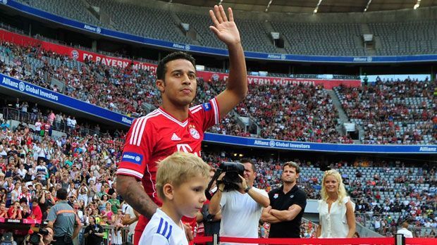 
                <strong>Mittelfeld: Thiago Alcantara</strong><br>
                Für 25 Millionen Euro erfüllte der FC Bayern dem neuen Trainer Pep Guardiola seinen Herzenswunsch und holte Thiago aus Barcelona. Der U21-Europameister soll das neue Herzstück beim Champions-League-Sieger werden
              