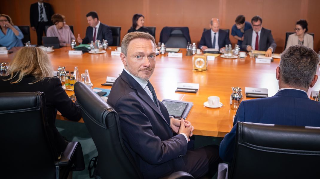 Christian Lindner (FDP), Bundesminister der Finanzen, wartet auf den Beginn der Sitzung des Bundeskabinett im Kanzleramt.