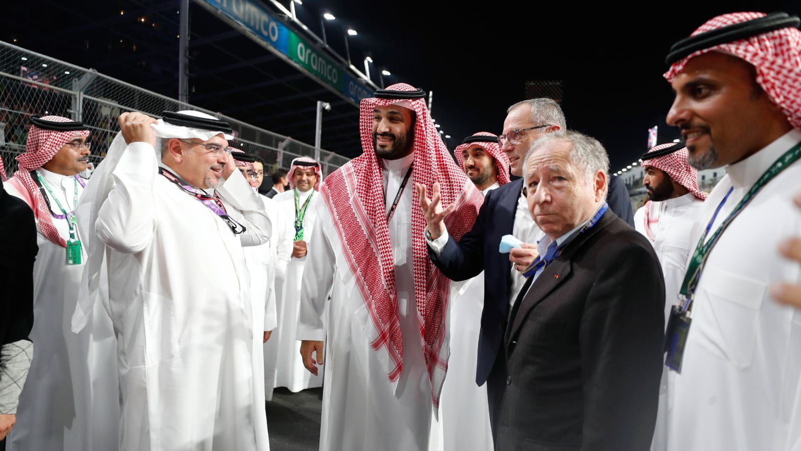 
                <strong>Welche Ziele verfolgt Saudi-Arabien?</strong><br>
                Unter De-facto-Herrscher Mohammed bin Salman wurde ein weitreichender Modernisierungsprozess in die Wege geleitet. Unter dem Titel "Saudi Vision 2030" will Saudi-Arabien die Wirtschaft unabhängig vom Öl machen, das Land für den Tourismus öffnen und Frauenrechte verbessern. Nach außen inszeniert sich der Staat als modern und weltoffen, während intern die Repressionen immer größer werden. Ein Hebel für diese Inszenierung ist der Sport. Außerdem will man den eigenen Einfluss durch Kontakte in die westliche Welt halten und weiter ausbauen.
              