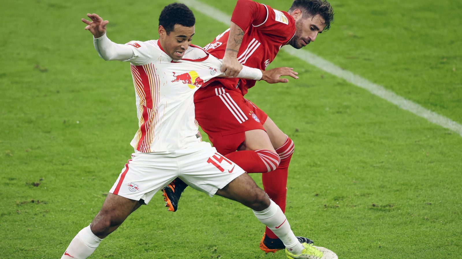 
                <strong>Tyler Adams</strong><br>
                Läuft seine Gegenspieler im Mittelfeld früh an und provoziert so einige Ballverluste. Durch sein konsequentes Zweikampfverhalten leitet der junge US-Amerikaner einige Konter-Situationen der Leipziger ein. Verliert Müller beim 3:3 aus den Augen und ist bei dessen Kopfballtor nur Statist. ran-Note: 3
              