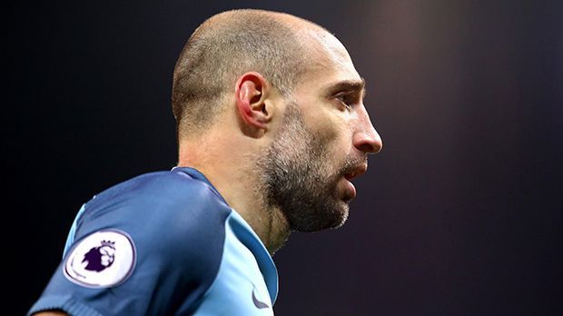 
                <strong>Pablo Zabaleta</strong><br>
                Verteidigung - Pablo Zabaleta: Auch Pablo Zabaleta befindet sich scheinbar auf der Sommer-Abschussliste. Der langjährige City-Verteidiger besitzt für die neue Saison weiterhin keinen Vertrag. Als 32-Jähriger will er ehrlich sein und selbst entscheiden, ob er bleibt oder geht. Das sagte er zuletzt der "Daily Mail".
              