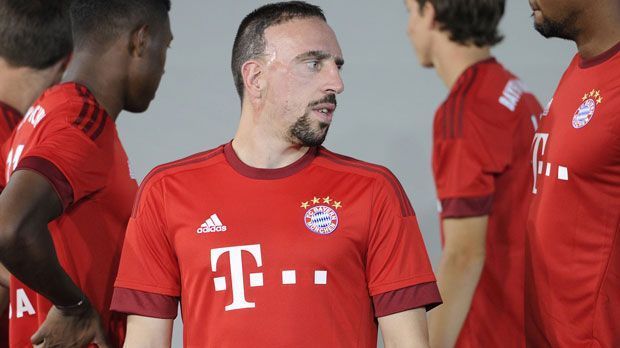 
                <strong>Franck Ribery (Bayern München)</strong><br>
                Franck Ribery (Bayern München): Lahm ist aber nicht alleine der kleinste Bayern-Spieler - auch Ribery misst lediglich 1,70 Meter. Im Kreis der großen Teamkollegen schaut sich der Franzose da schon Mal genauer um. Doch er weiß: Seine Dribbelstärke ist auch seiner geringen Größe zu verdanken.
              