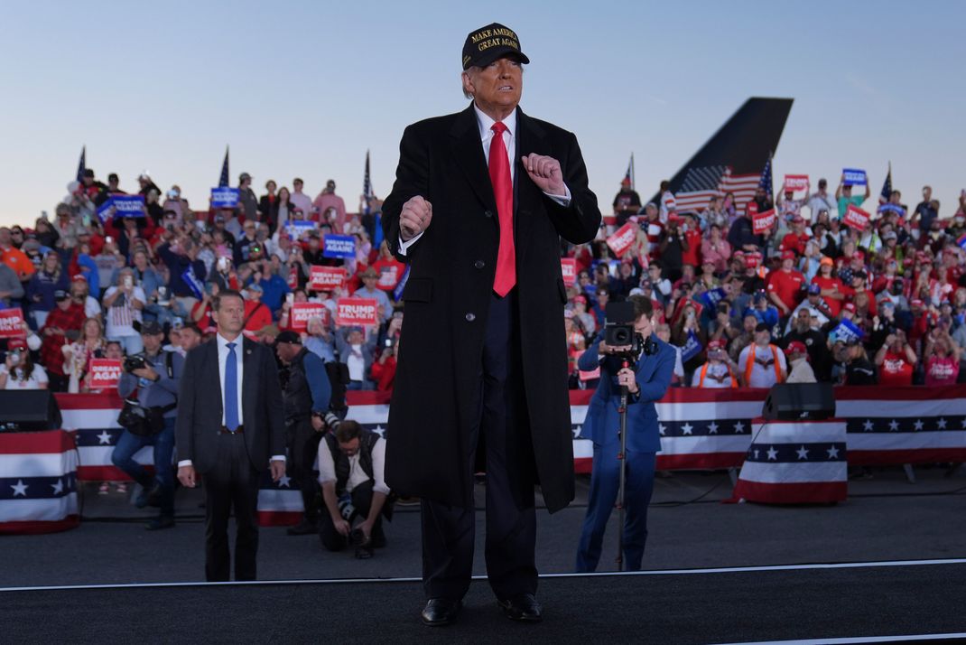 Donald Trump wirft den Demokraten vor der US-Wahl vor zu betrügen.