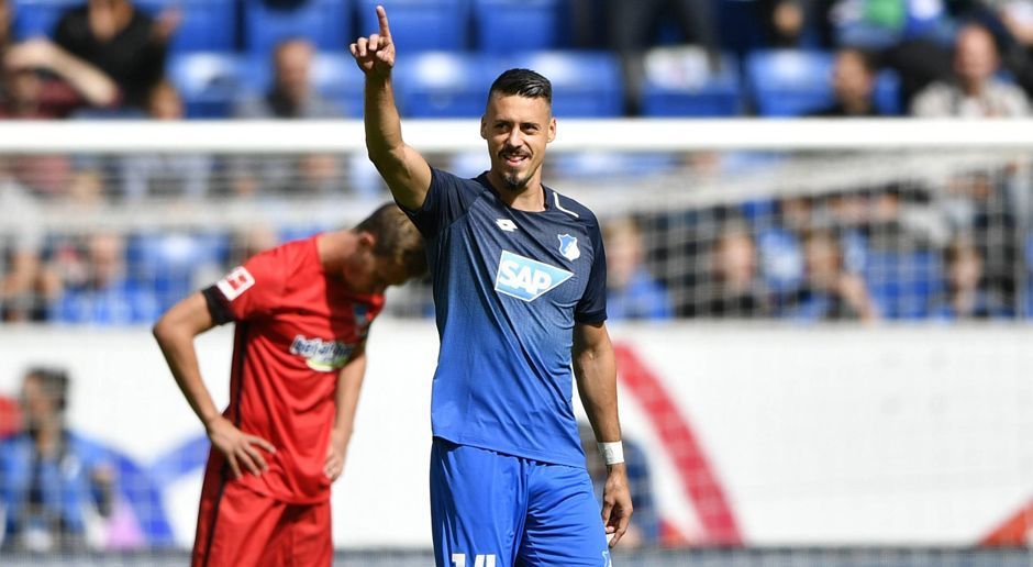 
                <strong>Wagner mit frühestem Tor der Bundesligageschichte</strong><br>
                Sandro Wagner hat im Spiel gegen Hertha BSC Bundesliga-Geschichte geschrieben. Er traf in der sechsten Minute zum 1:0 für Hoffenheim. Zu diesem Zeitpunkt war es 13:36 Uhr. Noch nie ist in der Bundesliga zu einer früheren Uhrzeit ein Tor gefallen. Das liegt an der vor der Saison neu eingeführten Anstoßzeit. Hoffenheim gegen Berlin war das erste Spiel, das um 13:30 angepfiffen wurde. Zuvor waren Bundesliga-Spiele nie vor 14:00 Uhr gestartet.
              