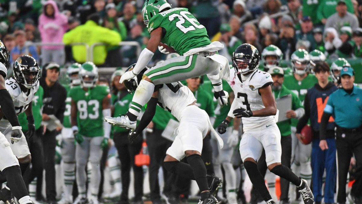 NFL, American Football Herren, USA Jacksonville Jaguars at Philadelphia Eagles Nov 3, 2024; Philadelphia, Pennsylvania, USA; Philadelphia Eagles running back Saquon Barkley (26) jumps over Jacksonv...