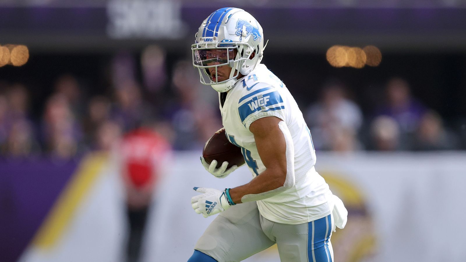 <strong>Stammgast Detroit Lions</strong><br>
                Die Lions bestritten bislang 83 Auftritte und damit die insgesamt meisten Thanksgiving-Partien - seit 1945 ist die Franchise in jedem Jahr Gastgeber. Auf Platz zwei der Teams mit den meisten Thanksgiving-Einsätzen folgen die Dallas Cowboys, die nun gegen die Washington Commanders zum 56. Mal dabei sind.&nbsp;