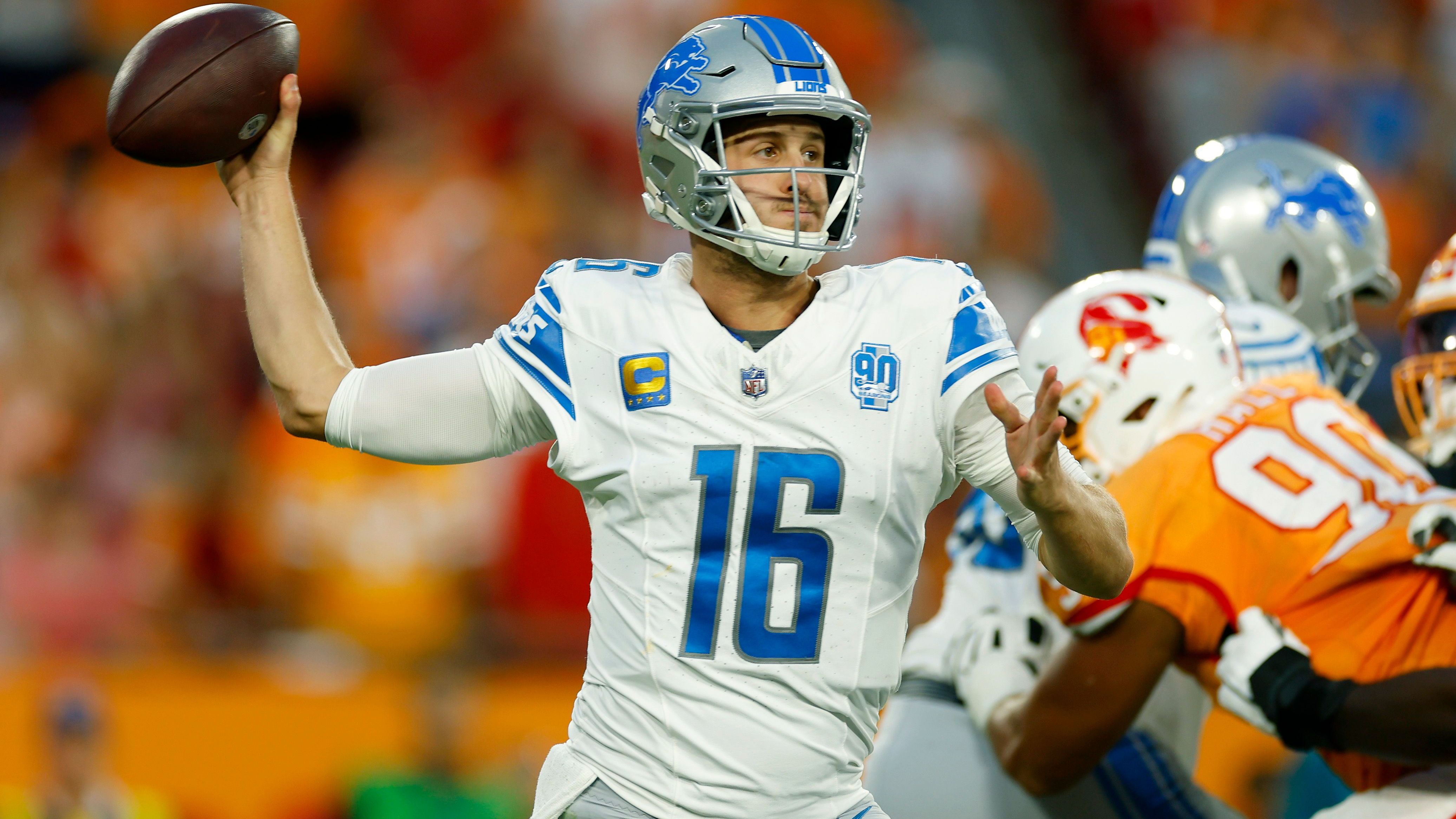 <strong>Gewinner: Jared Goff</strong><br>Die Detroit Lions sind das einzige Team in der NFC North mit positiver Bilanz (5-1). Nachdem in den Vorwochen besonders die Rushing Offense dominierte, machte Quarterback Jared Goff gegen die Tampa Bay Buccaneers ein starkes Spiel mit 353 Passing Yards und zwei Touchdowns. Lieblings-Receiver St. Brown fing allein zwölf Pässe für 124 Yards und einen Score.