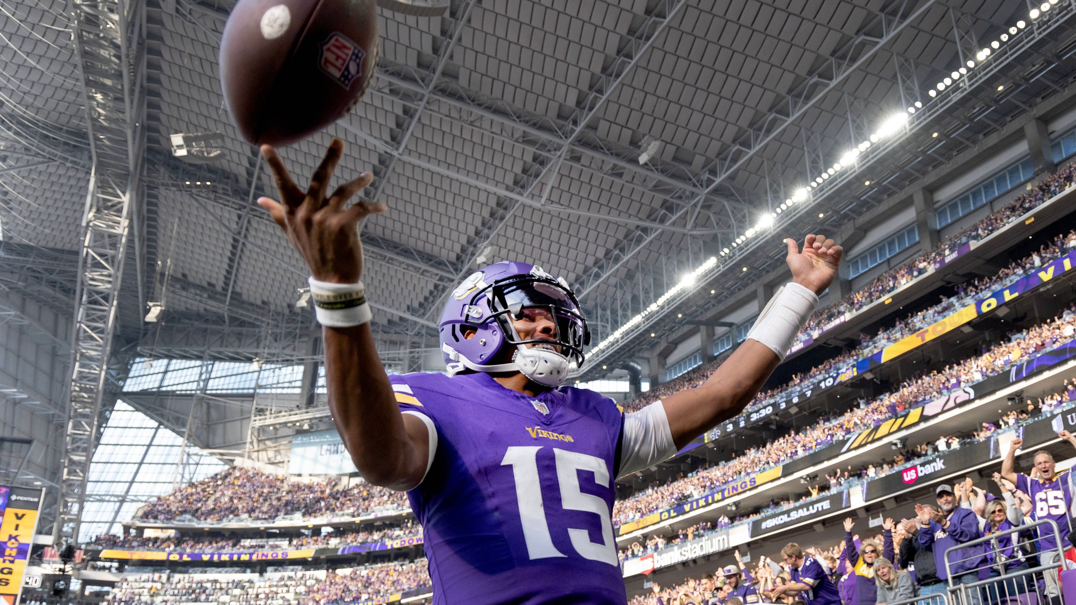 <strong>Platz 19: Minnesota Vikings (Vorwoche: 17)</strong><br>Die Minnesota Vikings hatten in Woche 13 frei, dennoch fallen sie zwei Plätze. Nicht nur spricht der Trend gegen Joshua Dobbs und Co., zwei Teams, die zuvor hinter den Vikings waren, haben sie in Sachen Formstärke schlichtweg überholt. Immerhin: Gegen die Las Vegas Raiders wird Justin Jefferson wieder bei 100 Prozent Fitness sein.