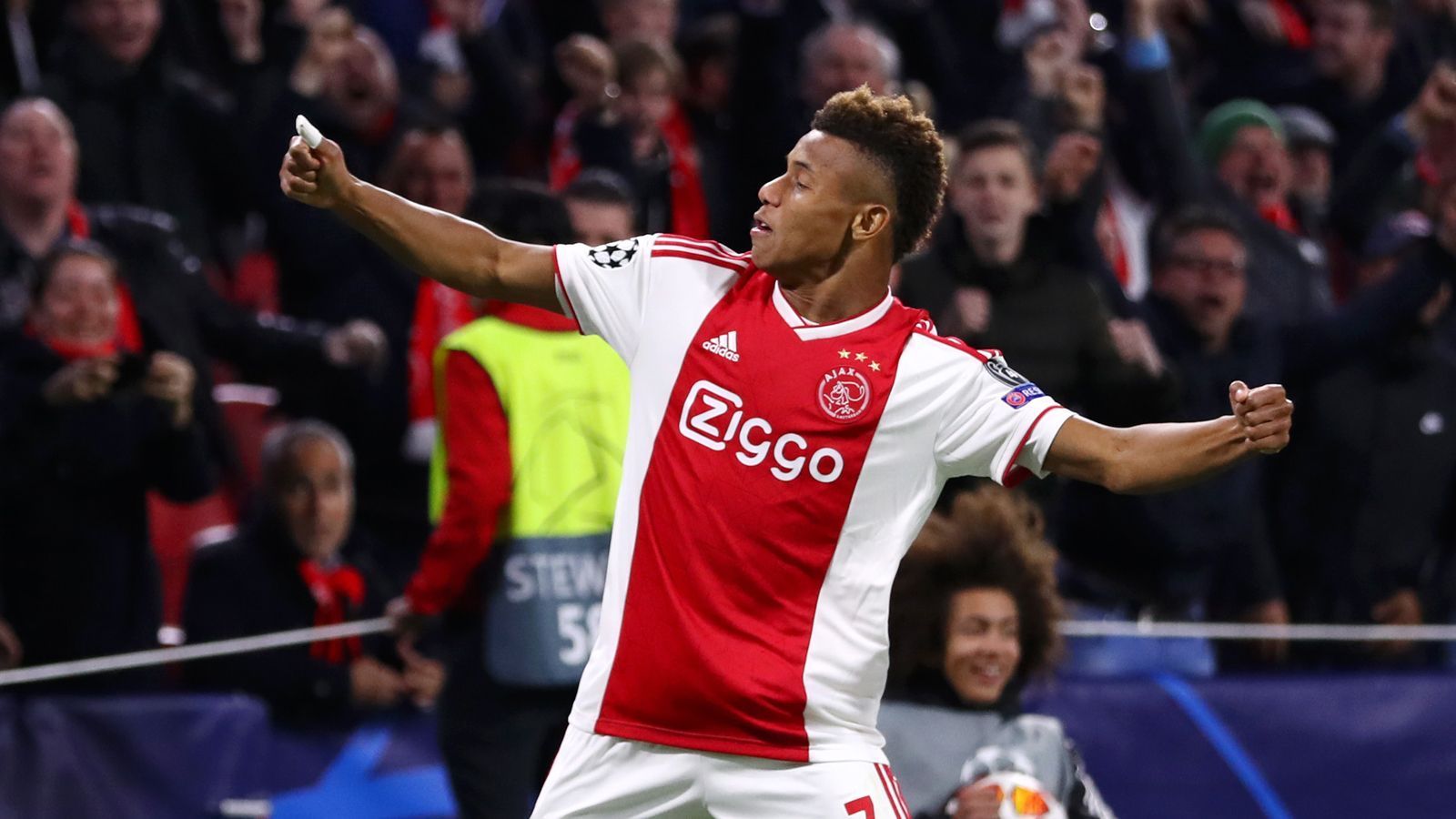 
                <strong>Mittelfeld: David Neres (Ajax Amsterdam)</strong><br>
                Absolvierte Spiele im Wettbewerb 2018/19: 11
              