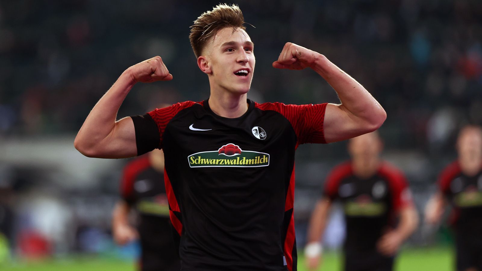 
                <strong>Abwehr: Nico Schlotterbeck (SC Freiburg)</strong><br>
                Im Sommer 2021 wurde Freiburgs Nico Schlotterbeck mit der deutschen U21 Europameister, danach legte der Innenverteidiger mit den Breisgauern eine imposante Bundesliga-Hinrunde hin. Als Stammspieler trug der 22-Jährige maßgeblich dazu bei, dass Freiburg in der Saison 2021/22 berechtigterweise vom Erreichen des Europapokals träumen darf. Gegen Ende der Hinrunde zeigte sich der 1,91 Meter große Defensivmann zudem recht torgefährlich, traf in Gladbach und gegen Hoffenheim je ein Mal. Bayern München und Borussia Dortmund werden bereits mit einer möglichen Schlotterbeck-Verpflichtung in Verbindung gebracht.
              