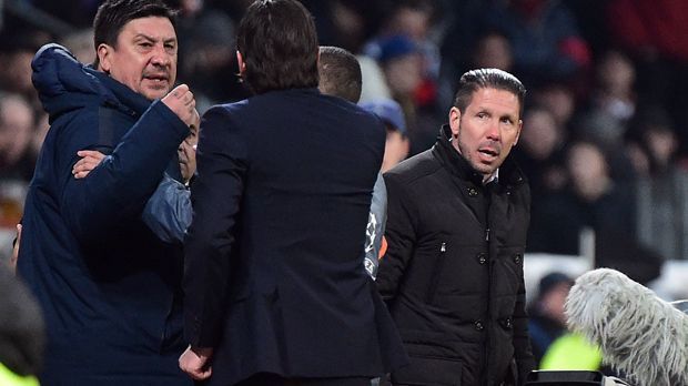 
                <strong>Simeone vs. Schmidt</strong><br>
                Der Bayer-Trainer keilt zurück, dazu mischt sich dann auch noch Simeone ein. "Der Betreuer wird ja immer als eine Art Türsteher vorgeschickt, provoziert Gelbe Karten. Aber Angst habe ich davor nicht, das lasse ich mir nicht gefallen. Da wehre ich mich", sagte Schmidt im Anschluss.
              