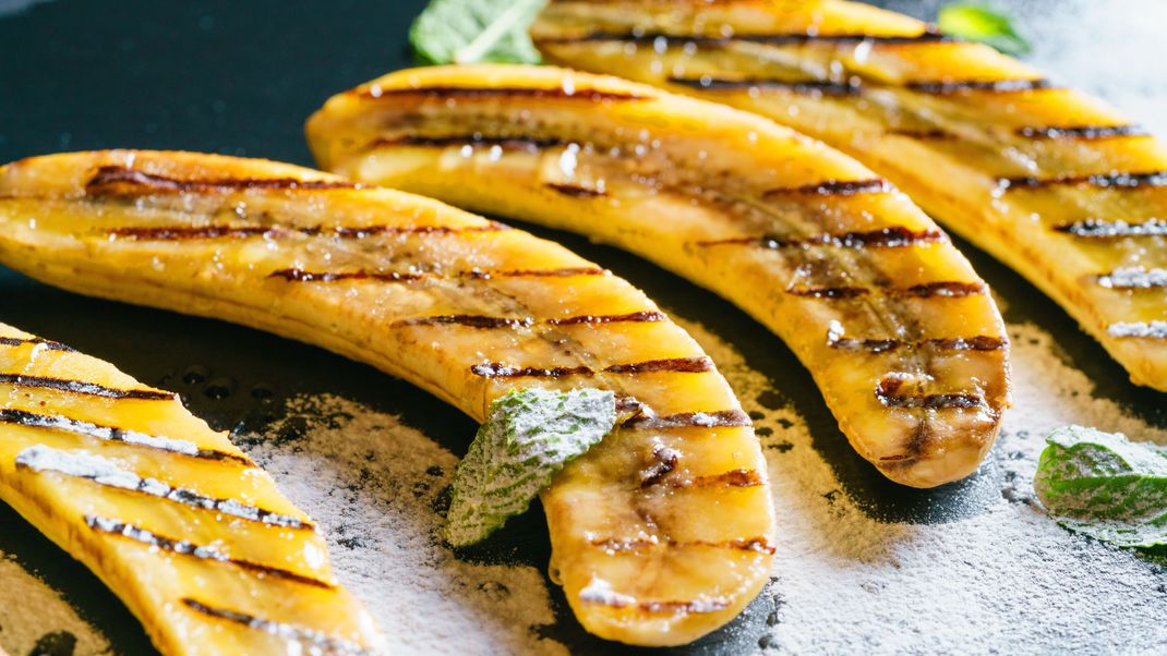 Gegrillte Banane schmeckt wunderbar mit Schokolade, Joghurt oder auch anderen Früchten, wie Erdbeere oder Apfel.