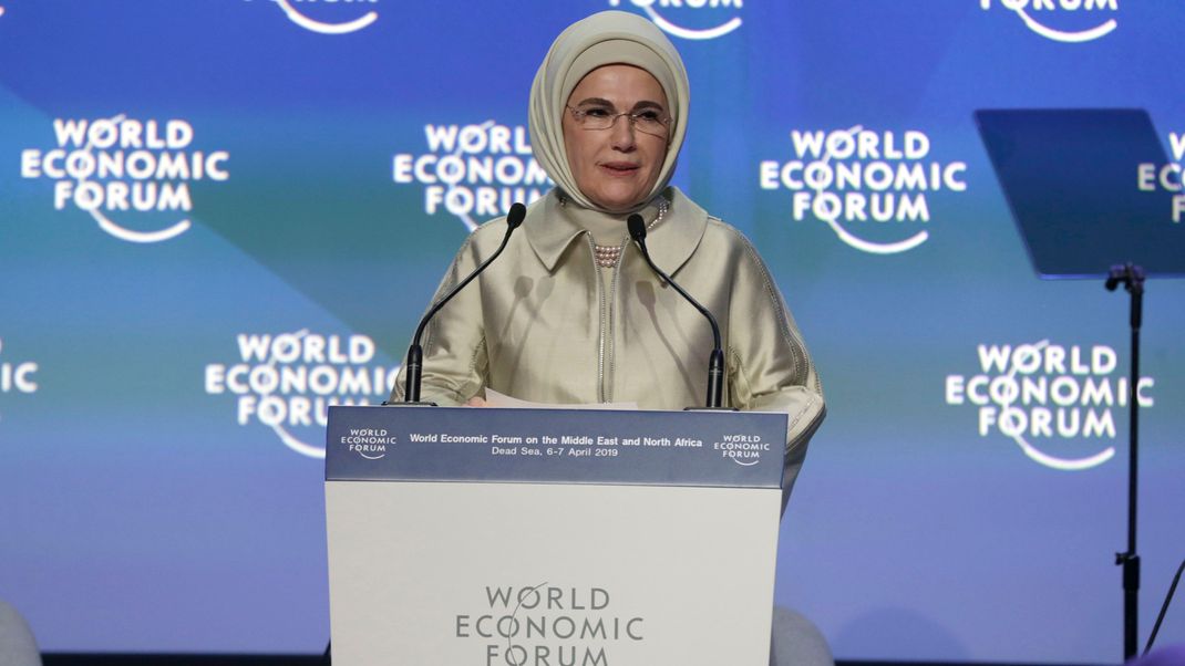 Emine Erdogan, die Frau des türkischen Präsidenten Erdogan, hofft auf die Unterstützung von First Lady Melania Trump, um humanitäre Hilfe für Gaza zur Verfügung zu stellen.