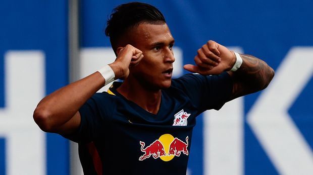 
                <strong>Davie Selke (RB Leipzig)</strong><br>
                Davie Selke (RB Leipzig): Für Aufsteiger Leipzig läuft es trotz der 0:3-Pleite in München richtig gut. RB überwintert als Zweiter. Vor allem Stürmer und Neuzugang Timo Werner hat mit neun Toren voll eingeschlagen - zum Leidwesen von Davie Selke. Denn durch die Treffsicherheit Werners hat Selke seinen Stammplatz aus dem Aufstiegsjahr verloren. Nur zehn Einsätze und 178 Minuten bekam der 21-Jährige von Coach Ralph Hasenhüttl. Laut "The Sun" sollen einige englische Klubs wie West Ham, Everton und Swansea Interesse am Olympia-Teilnehmer haben.
              