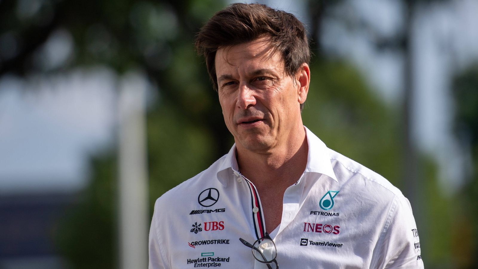 
                <strong>Was sagt die Konkurrenz? </strong><br>
                Die Konkurrenz hält sich mit deutlichen Anschuldigungen noch zurück, erhöht aber den Druck. Mercedes-Motorsportchef Toto Wolff und sein Ferrari-Kollege Mattia Binotto kamen für ein Gespräch im Fahrerlager zusammen, gaben sich anschließend öffentlichkeitswirksam die Hand. Ihre Aussagen ähneln sich. Es brauche eine "transparente, ernsthafte Aufarbeitung". Die FIA müsse Führungsstärke zeigen. Und der sportliche Vorteil eines möglichen Vergehens sei enorm.
              