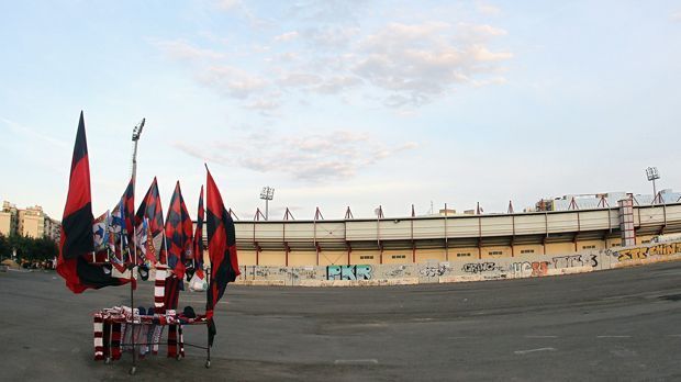 
                <strong>Die arme Stadt Crotone</strong><br>
                Viele Leute können sich in Crotone, oder generell in der Provinz einen Stadionbesuch teilweise nicht leisten. Denn: Diese Stadt gilt als eine der ärmsten in Süditalien. Seit Jahren macht das Gerücht in der Stadt die Runde, dass nur noch der Fußballverein die Stadt irgendwie am Leben halten kann, weshalb der Aufstieg noch umso beeindruckender erscheint.
              