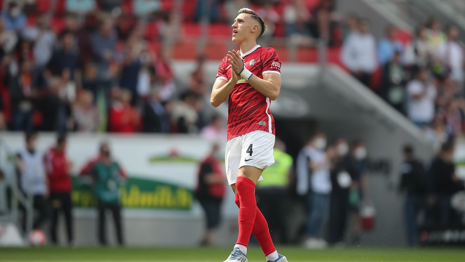 
                <strong>Linker Innenverteidiger: Nico Schlotterbeck (SC Freiburg)</strong><br>
                Ja, ziemlich gewagt. Aber Nico Schlotterbeck spielte eine verdammt starke Saison beim SC Freiburg. Der zukünftige Dortmunder zählte zu den zweikampf- und kopfballstärksten Verteidigern Europas und stellte auch in der Spieleröffnung immer wieder seine Passqualitäten unter Beweis. Sein Einfluss auf das Freiburger Spiel geht über den Statistikbogen hinaus, Schlotterbeck avancierte schnell zu einem der Leader der Mannschaft, biss sich in jede Partie. Mit vier Treffern und zwei Vorlagen gingen zudem ein paar Scorer-Punkte auf sein Konto.
              