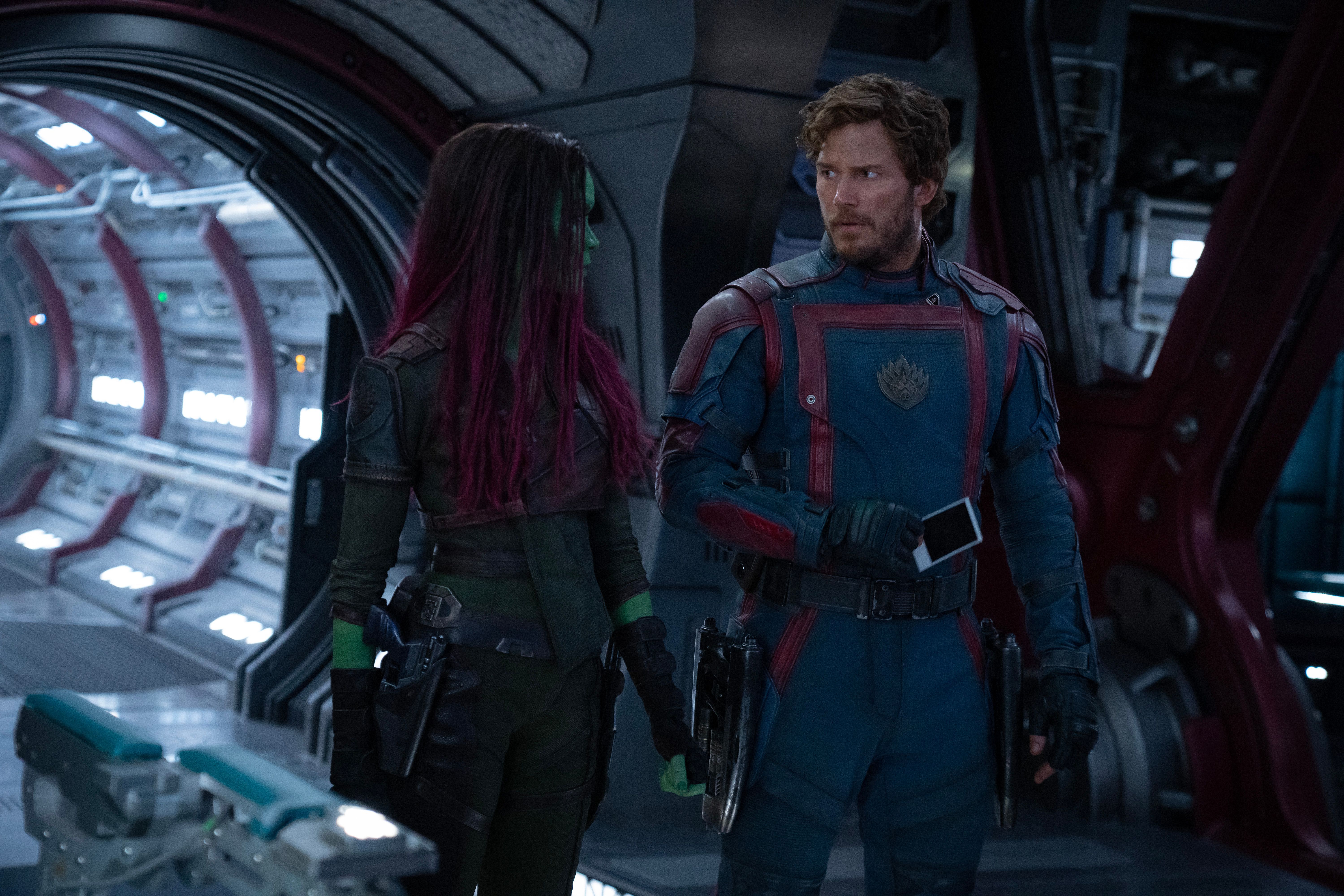 Haben viel zu besprechen: Gamora (Zoe Saldana) und Star-Lord (Chris Pratt ) in "Marvel Studios' Guardians of the Galaxy Vol. 3.". (Setfoto, © 2022 MARVEL.)