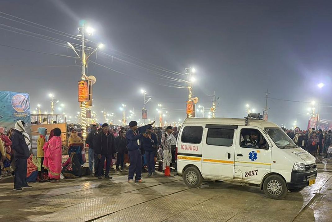 Ein Krankenwagen verlässt den Ort einer Massenpanik beim weltgrößten Pilgerfest in Indien. (Foto aktuell)