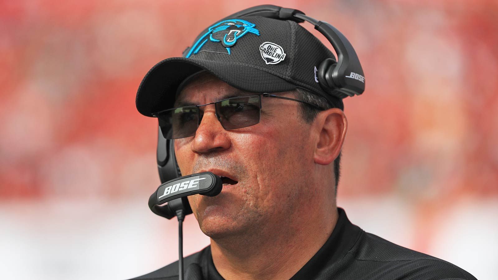 
                <strong>Ron Rivera (Head Coach Carolina Panthers)</strong><br>
                Auch Rivera gilt als defensiv denkender Coach. Zwar hat er mit den Panthers in den vergangenen fünf Jahren immer die Playoffs erreicht, doch zum ganz großen Triumph hat es bisher noch nicht gereicht. Nach gutem Saisonstart steht sein Team aktuell aber bei einer Bilanz von 6-6 und muss um die Postseason zittern. Ob sein Kredit deswegen aber schon aufgebraucht ist, darf bezweifelt werden.
              