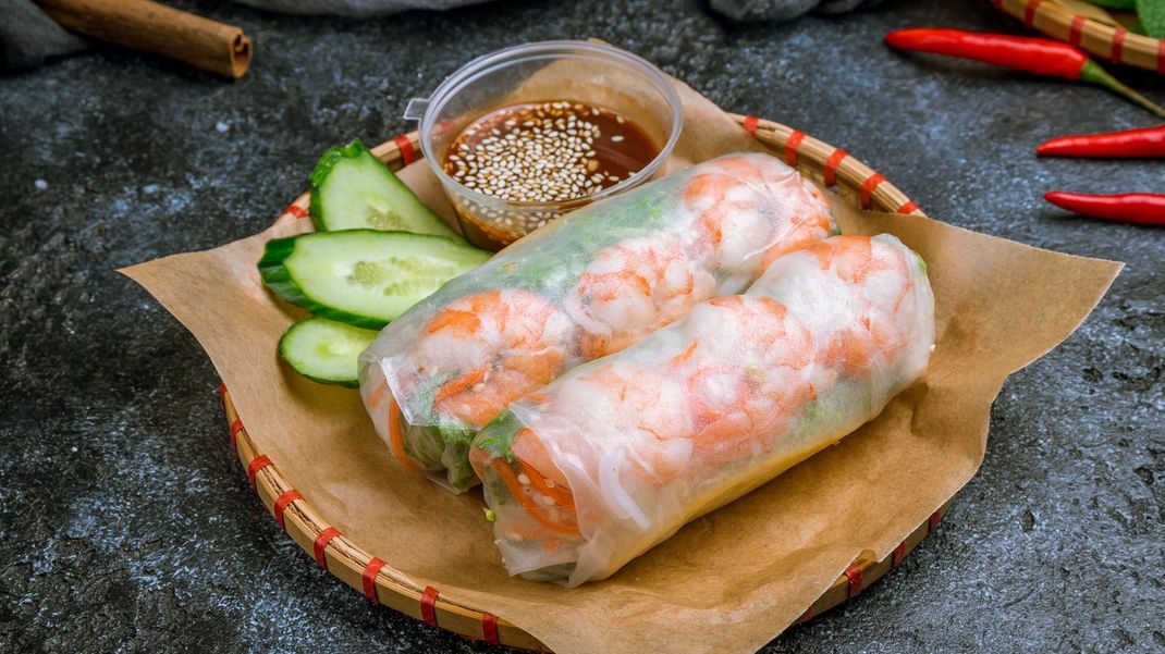 These prawn summer rolls are very healthy and can be individually adjusted to your taste.