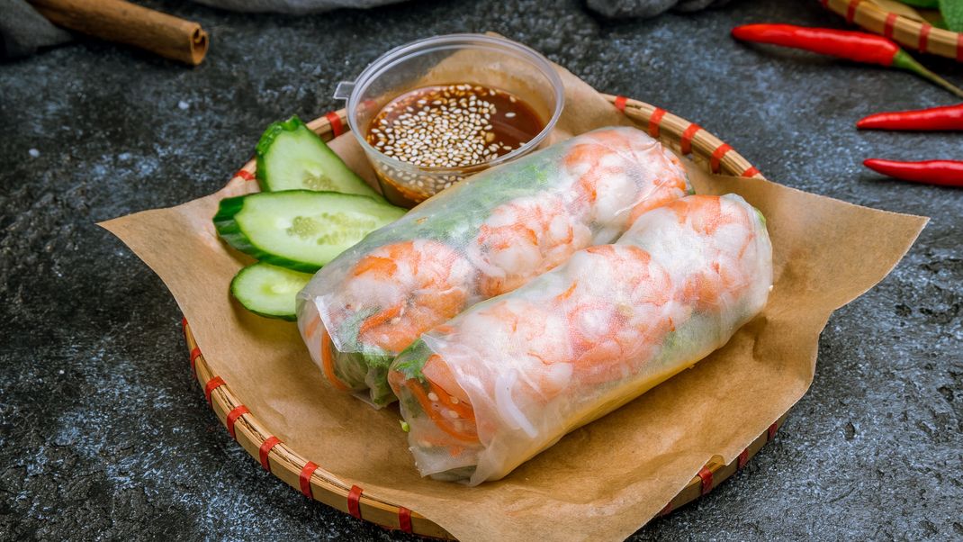 Estos rollitos de verano con gambas son súper saludables y los puedes personalizar según tu gusto.