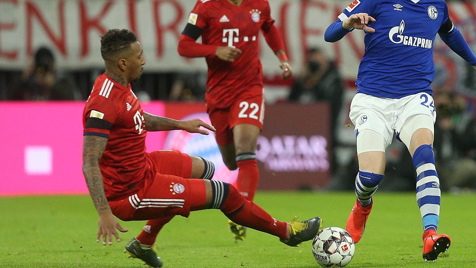 
                <strong>Jerome Boateng</strong><br>
                Hatte in der Rückrunde bis dato fast keine Spielpraxis. Und das merkt man auch. Bei Kontern im Laufduell oft nur der zweite Sieger. Auch sein Stellungsspiel lässt zu wünschen übrig. Offensiv mit einigen wenigen ordentlichen Pässen in der Spieleröffnung. ran-Note: 4
              