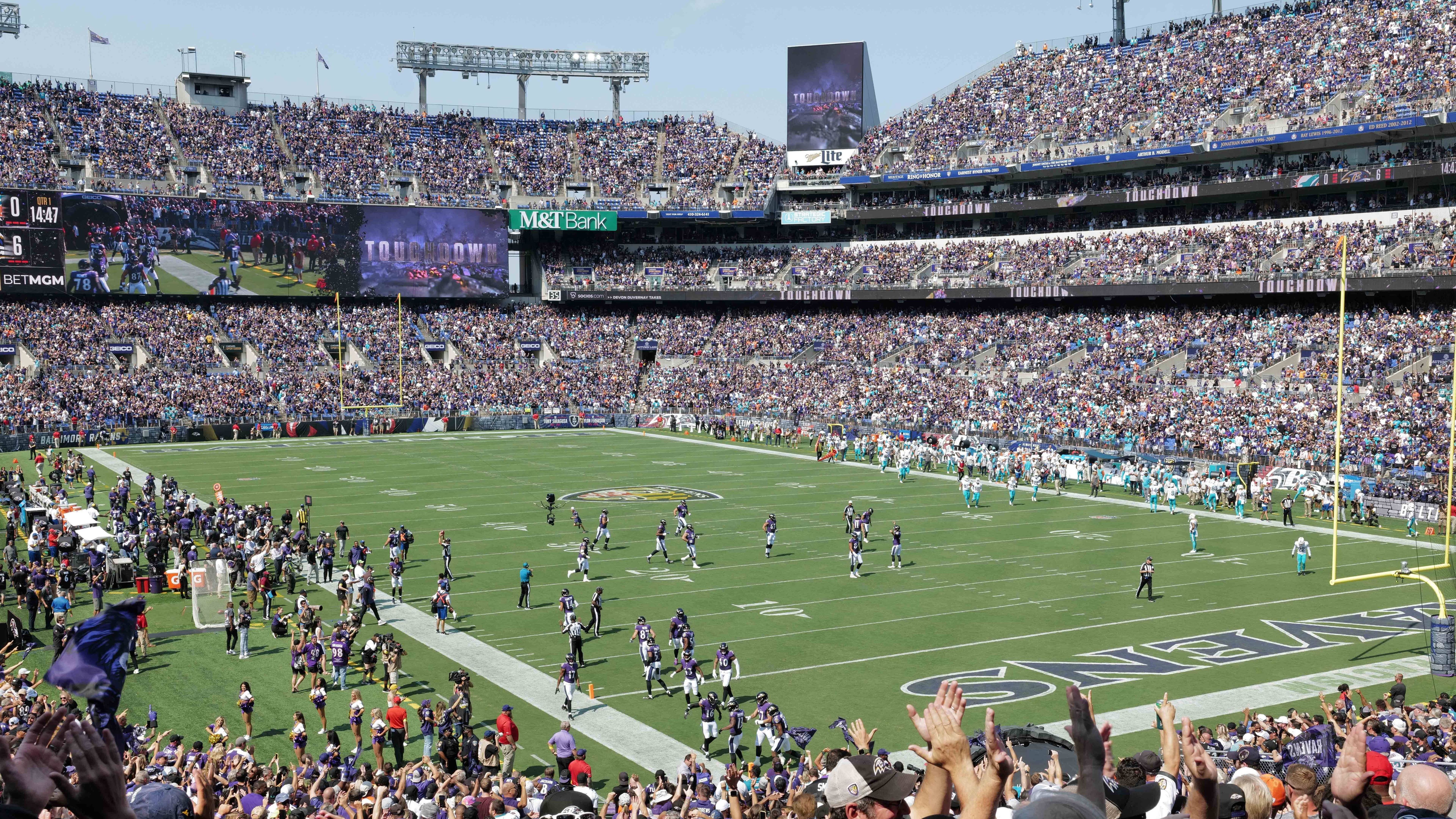 <strong>Baltimore Ravens: M&amp;T Bank Stadium</strong><br> • Kapazität: 71.008 <br>• Eröffnung: September 1998 <br>• Kosten: 220 Millionen Dollar <br>• Eigentümer: Maryland Stadium Authority