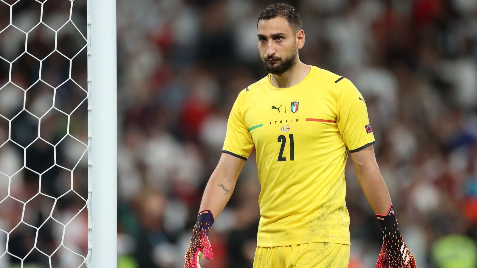 
                <strong>Tor: Gianluigi Donnarumma (Italien)</strong><br>
                Ein gehaltener Elfmeter im Halbfinale gegen Spanien, zwei im Finale gegen England. Auf dem Weg zum italienischen EM-Titel kam Keeper Gianluigi Donnarumma eine Schlüsselrolle zu. Der 22-Jährige, der voraussichtlich vom AC Milan zu Paris St.-Germain wechseln wird, spielte schlichtweg eine überragende EM und wurde entsprechend als erster Torhüter überhaupt zum besten Spieler einer Endrunde gekürt. Kurios: Nach dem entscheidenden gehaltenen Elfmeter im Finale gegen Englands Bukayo Saka konnte es der 22-Jährige offenbar gar nicht fassen, dass die Begegnung vorbei und er der italienische Held ist. 
              