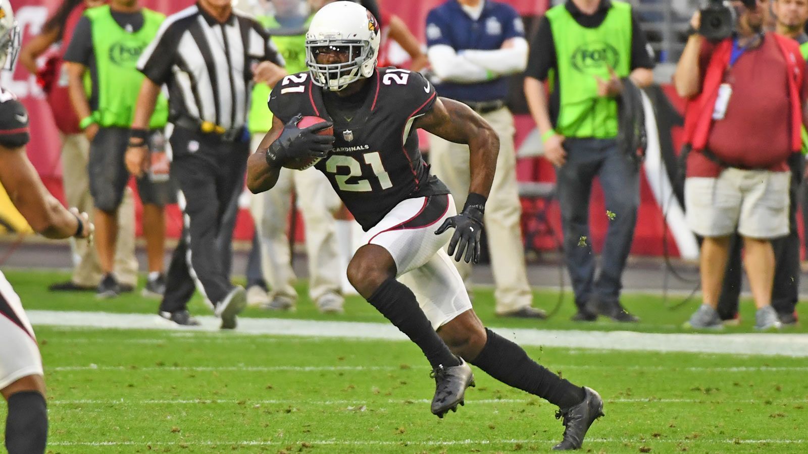 
                <strong>Patrick Peterson (Arizona Cardinals)</strong><br>
                Herber Rückschlag für die Arizona Cardinals! Die Franchise wird die ersten sechs Saisonspiele auf ihren Star-Cornerback Patrick Peterson verzichten müssen. Wie NFL-Insider Ian Rapoport berichtet, soll der 28-Jährige leistungssteigernde Mittel genommen haben. Dadurch hat Peterson gegen die Drogen- und Doping-Regularien der NFL verstoßen. Nicht nur, dass es das erste Mal ist, dass Peterson wegen eines solchen Vergehens gesperrt ist. Es sind auch die ersten sechs Partien, die Peterson in seiner bereits neun Jahre anhaltenden NFL-Karriere überhaupt verpasst. In der frühen Phase der Saison ist es nun also an den Free-Agent-Verpflichtungen Tramaine Brock und Robert Alford, sowie Zweitrundenpick Byron Murphy, Petersons Fehlen zu kompensieren. 
              