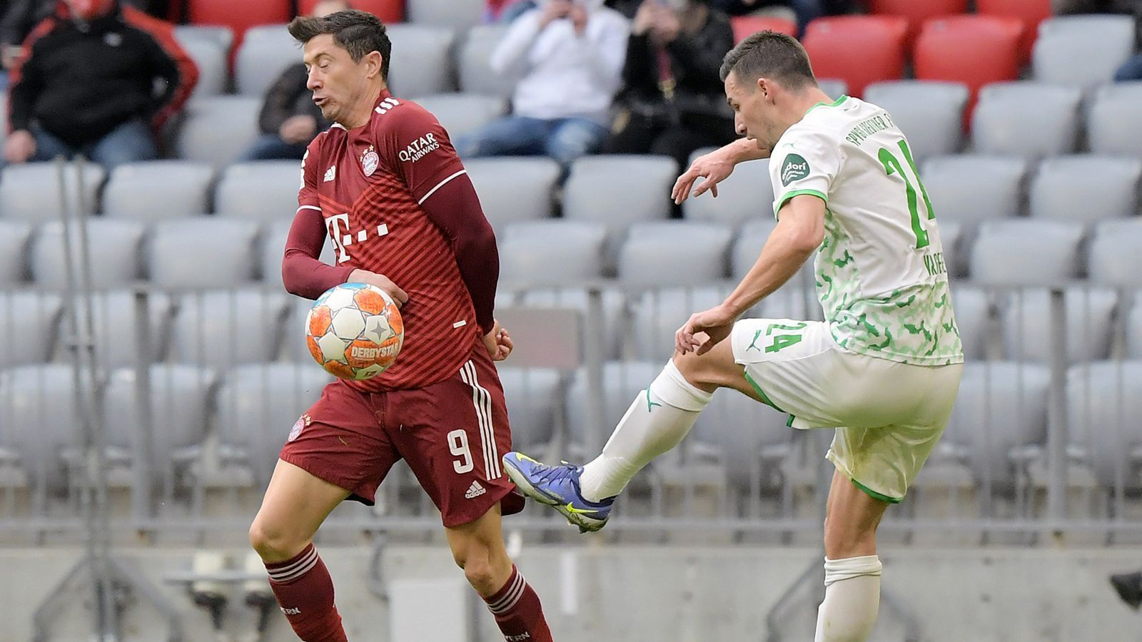 
                <strong>Robert Lewandowski</strong><br>
                Der Torjäger hing in der ersten Halbzeit komplett in der Luft. Verfolgte kurz vor der Pause Hrgota über 70 Meter bis in die eigene Hälfte und holte sich dann für ein Foul mit anschließender Meckerei die Gelbe Karte ab. Direkt nach der Pause staubte Lewandowski dann erbarmungslos zum 1:1 ab und war fortan deutlich besser im Spiel. Wirkte sehr motiviert, krönte mit seinem zweiten Treffer seine Leistungssteigerung. ran-Note: 2
              
