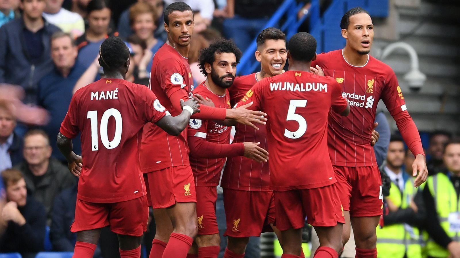 
                <strong>Liverpool mit historischer Siegesserie zum Saisonstart</strong><br>
                Der FC Liverpool hat mit dem 2:1-Sieg am 6. Spieltag der Premier League beim FC Chelsea nicht nur die Tabellenführung erfolgreich verteidigt, sondern ganz nebenbei auch noch einen historischen Premier-League-Rekord aufgestellt. Denn die Mannschaft von Coach Jürgen Klopp ist nun die erste überhaupt in Englands Fußball-Oberhaus, die in zwei aufeinanderfolgenden Spielzeiten mit sechs Siegen in Serie startete. Im Vorjahr gelang es den "Reds" nämlich schon einmal, allerdings reichte dies am Ende nicht für den Titel im Fernduell mit Manchester City. (Quelle: Optajoe/twitter)
              