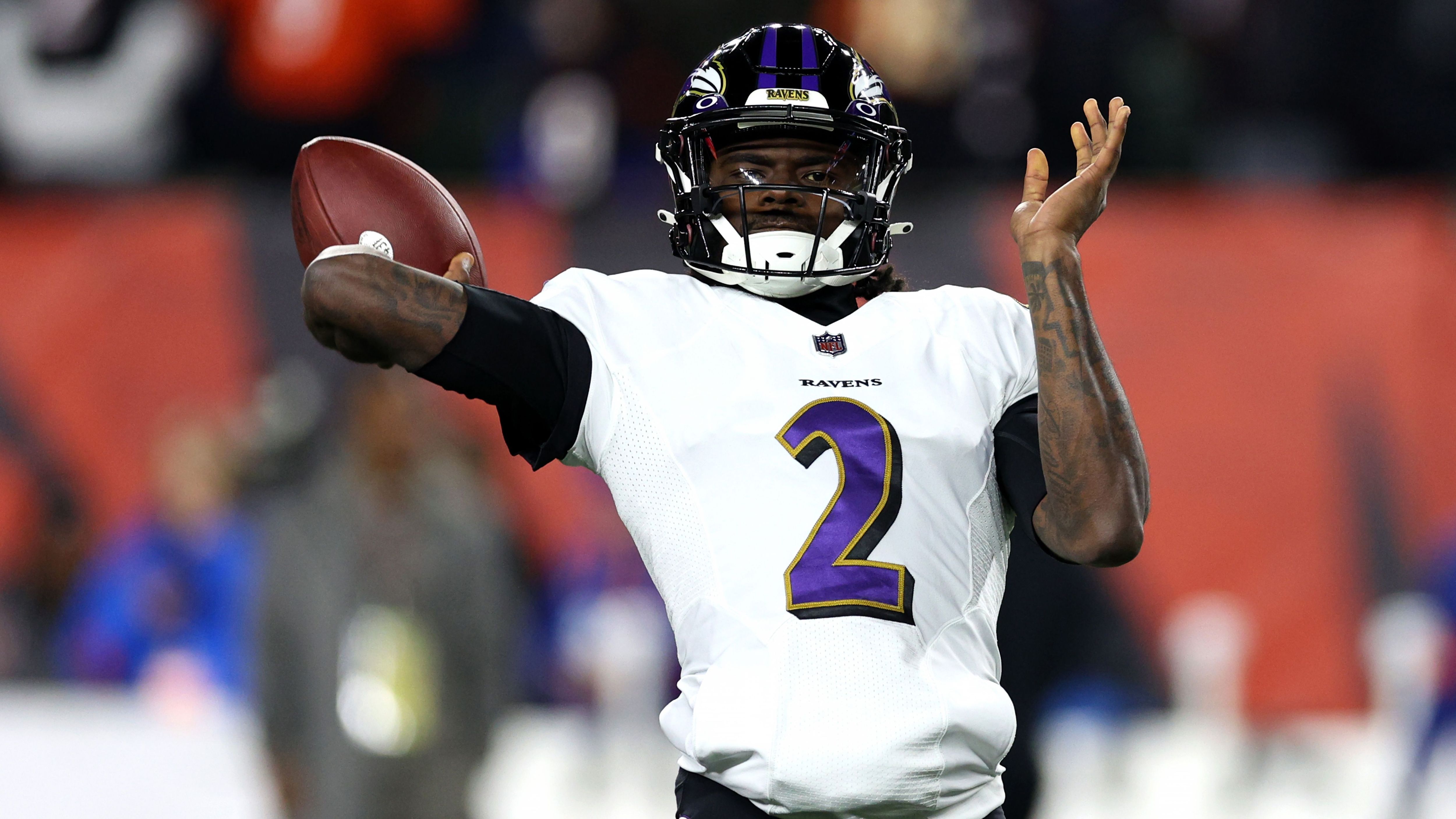 
                <strong>Tyler Huntley (Baltimore Ravens)</strong><br>
                Womöglich vertrauen die Ravens im Falle eines Trades auf den bisherigen Jackson-Backup Tyler Huntley. Der 25-Jährige hat als Starter in Baltimore eine Bilanz von 3:5. Seine Auftritte als Ersatz für den verletzten Jackson zum Ende der vergangenen Saison unterstrichen aber deutlich seine Schwierigkeiten, sich konstant mit dem Ball über das Feld zu arbeiten. Auch in seiner Beinarbeit ist Huntley nicht im Ansatz mit Jackson zu vergleichen. Es darf also bezeifelt werden, ob der Undrafted Free Agent von 2020 auf Dauer das Zeug zum Starting Quarterback hat.
              